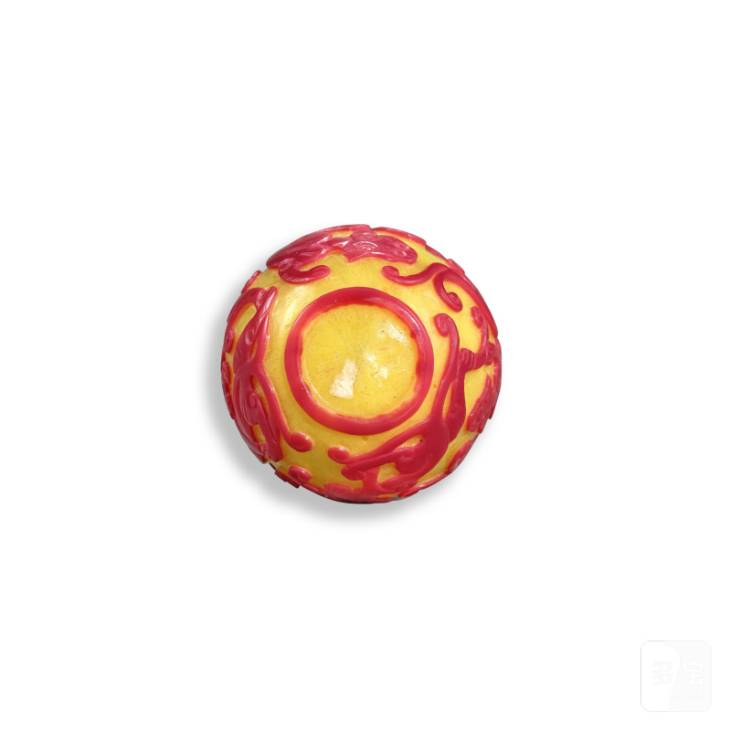 A small red overlay yellow glass 'chilong' vase, Qing dynasty, 19th century | 清十九世紀 黃地套紅料螭龍紋小瓶 - 图3